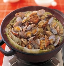 ＜白菜と豚バラとアサリのコショウ鍋＞肉と魚介のうま味が絶妙にマッチ！手軽でうれしい