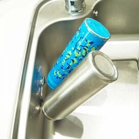 100円ショップのまな板ホルダーで水筒もタオルも乾く！