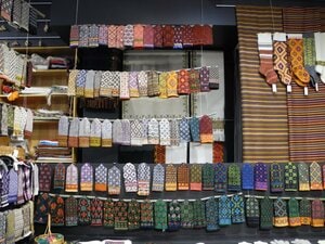 味のあるラトビアのニット、カゴ、木製小物