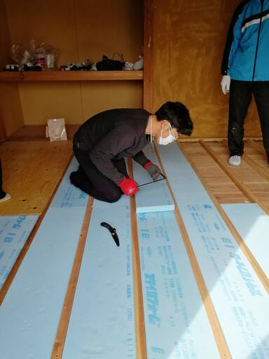 断熱材をカットし、調整しながら角材の間にはめ込む