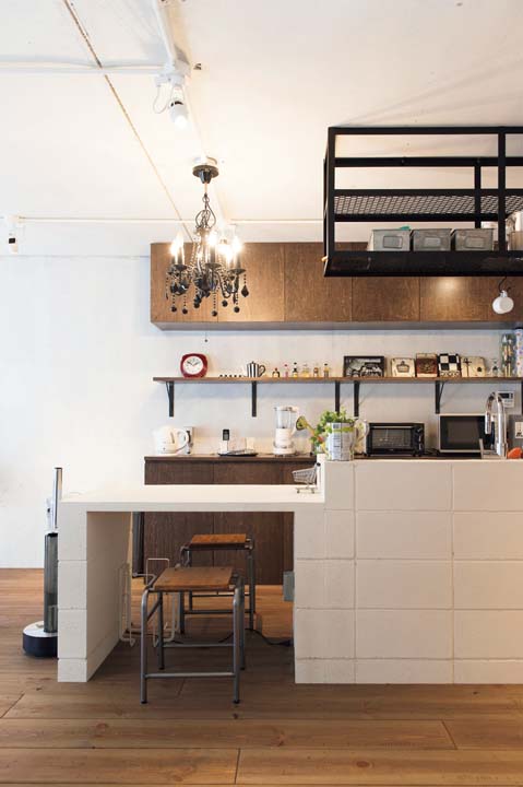 白く塗装したコンクリートブロックを用いたキッチン