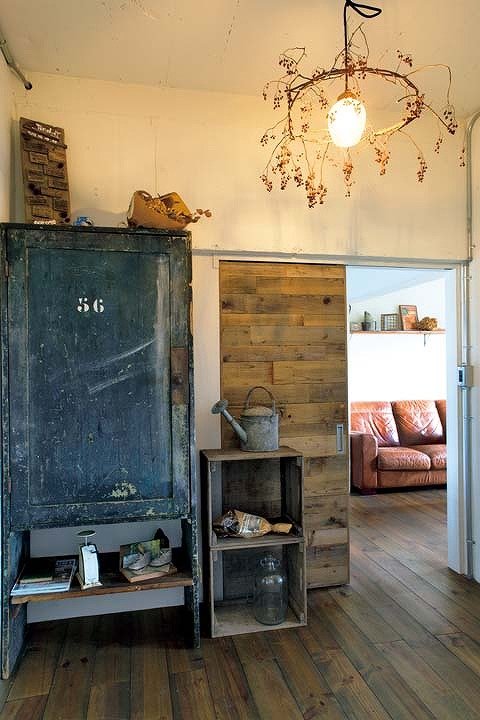 野バラの実をシェード替わりにしたライトを玄関ホールに