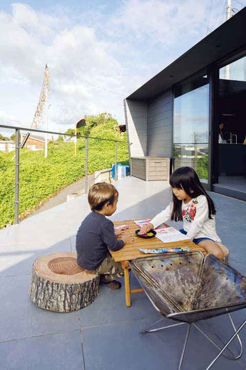 テラスは子どもの遊び場
