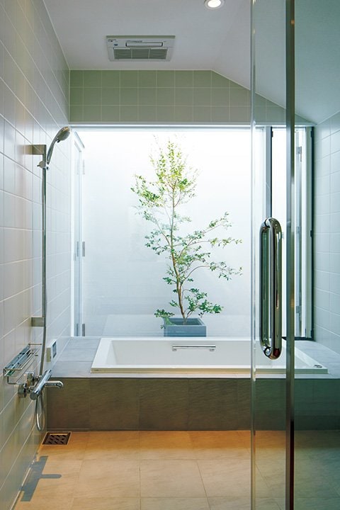 浴室から緑を楽しむ