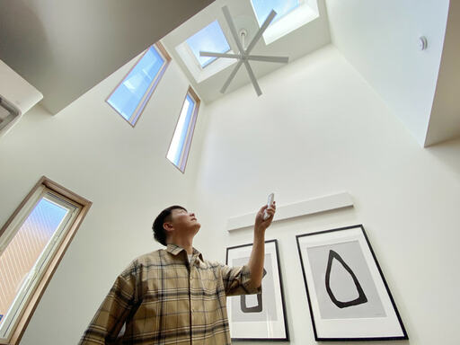 リモコンでシーリンクファンを操作するコジマジックさん