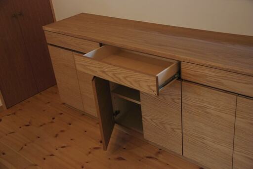 造作収納の引き出しと扉を開けたところ