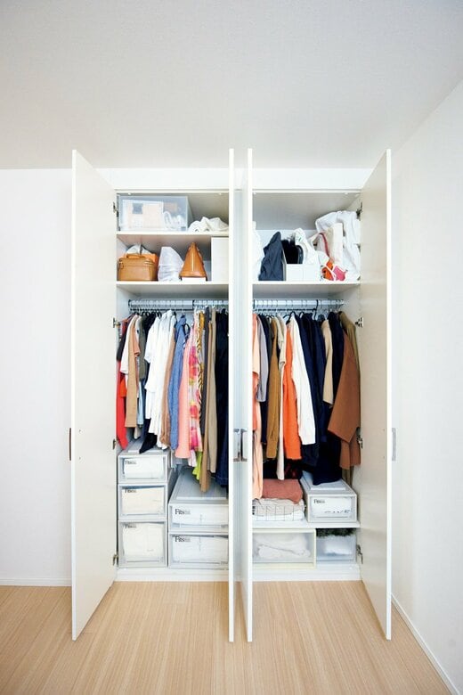 衣類が収納されたクローゼット