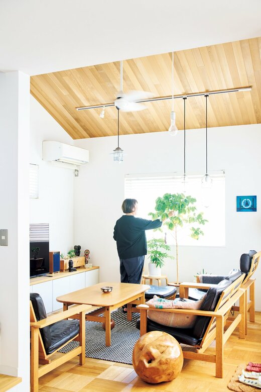 木製のテーブルやソファが置かれた部屋