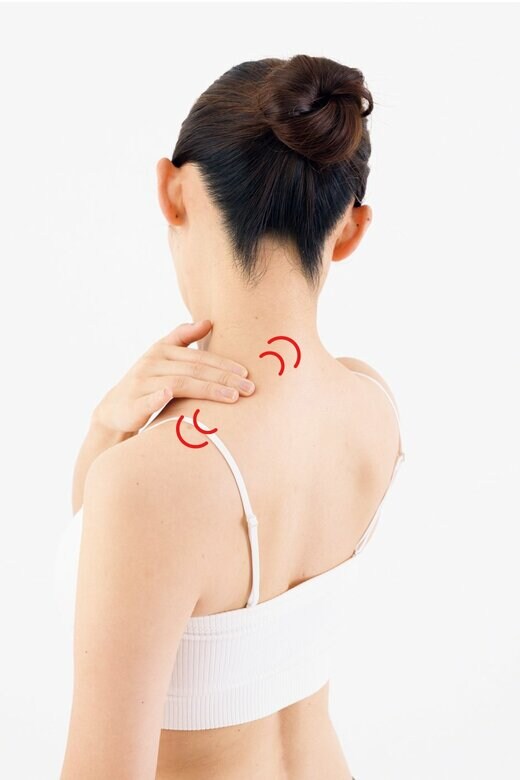 肩をさする女性