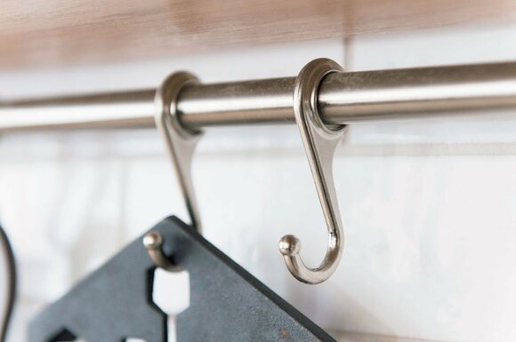 オープン棚の下のポール