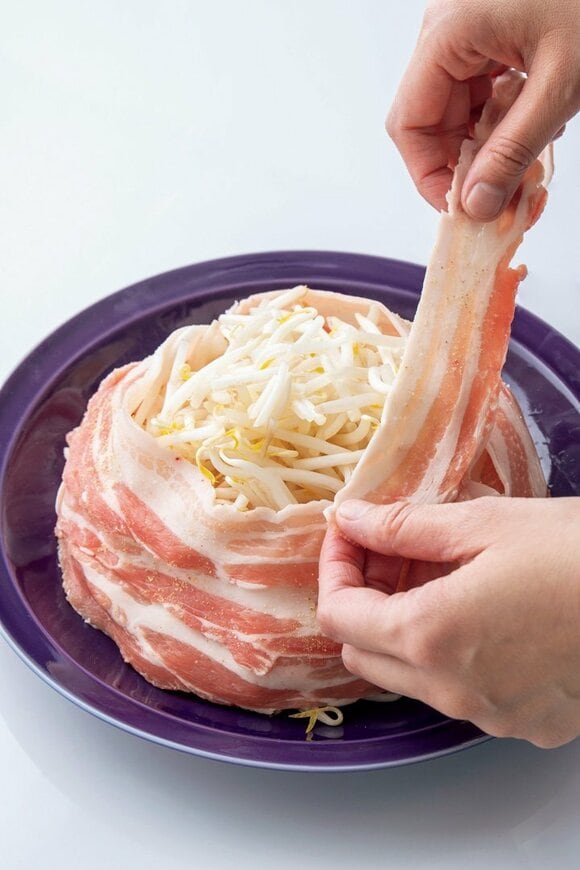 豚バラをのせる様子