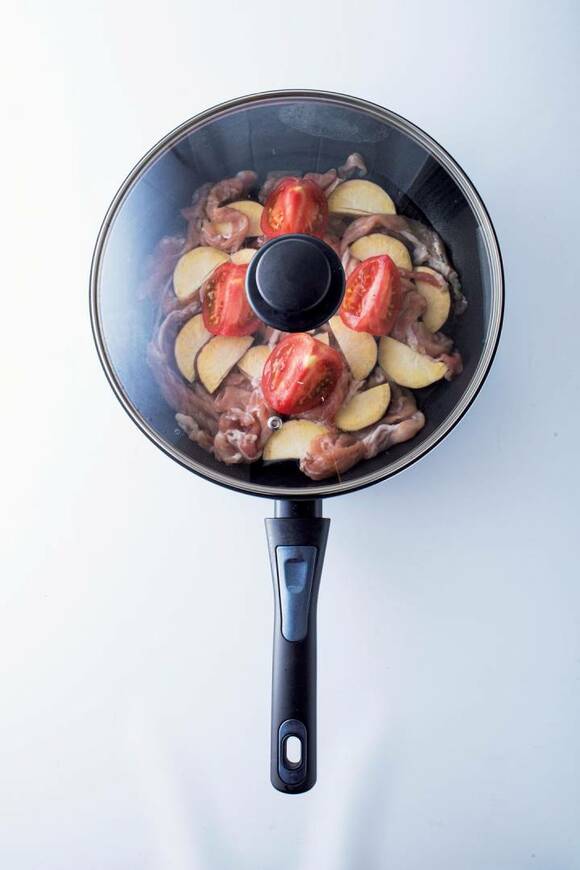 お肉トマトが入ったフライパンにフタ