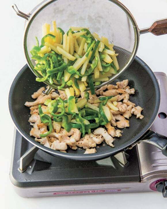 肉と野菜を炒める