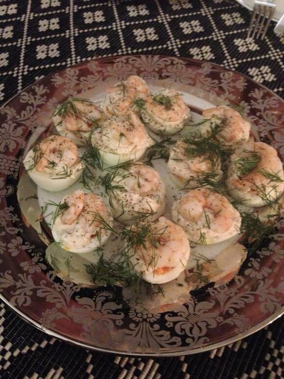 お皿にエビの料理