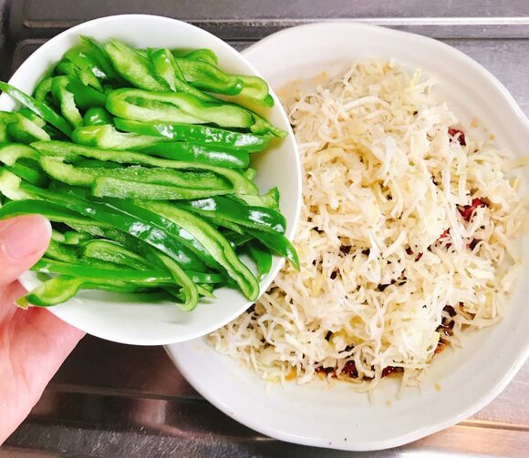 ピーマンをのせる