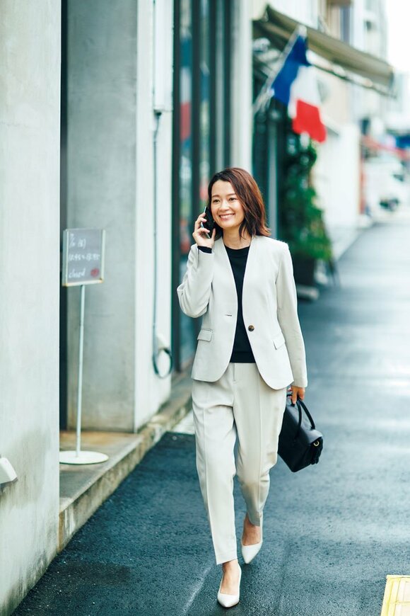 電話をする女性