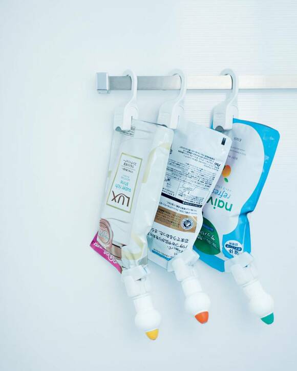 詰め替え用パック3つをつるす