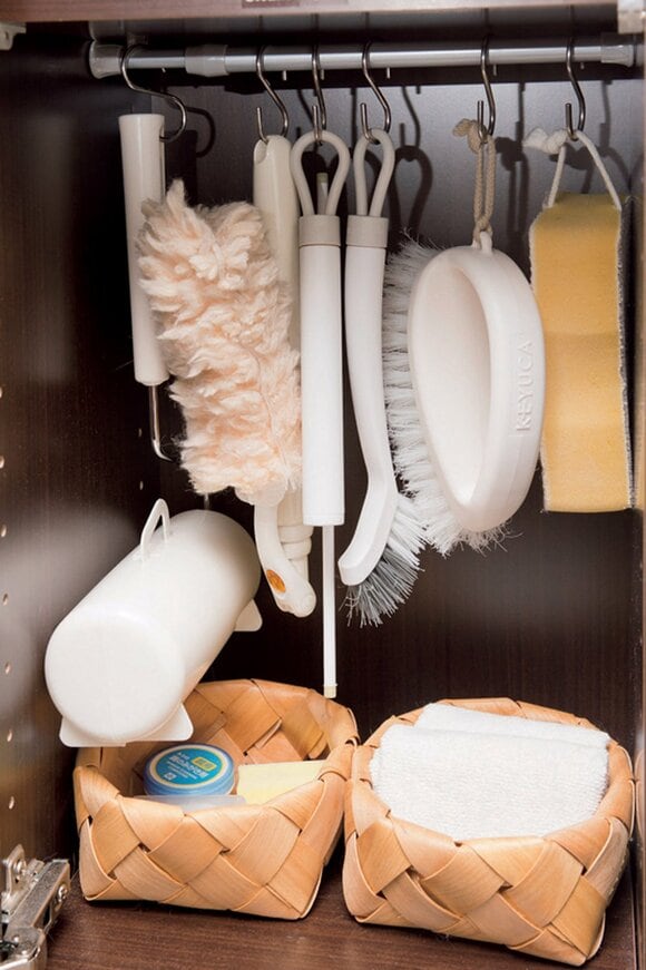 掃除グッズをつるして収納した様子