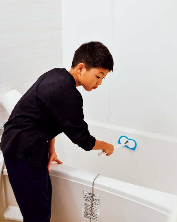 お風呂掃除をする男の子