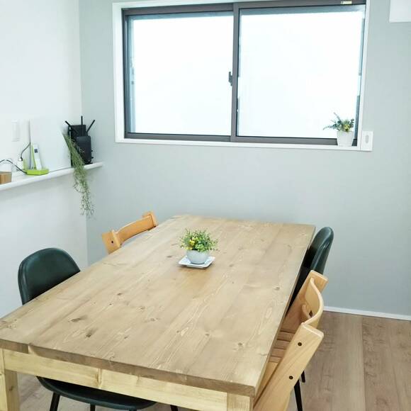 テーブルとイスと窓