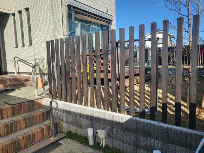 木のポールを目隠し