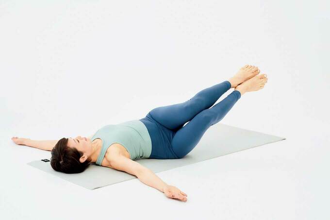 足を右にねじる