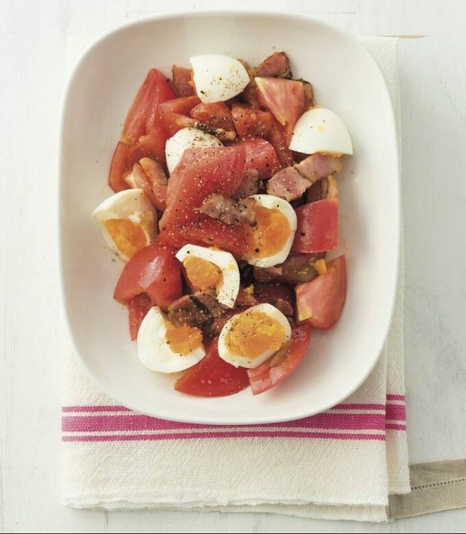 カリカリベーコンとゆで卵のトマトサラダ