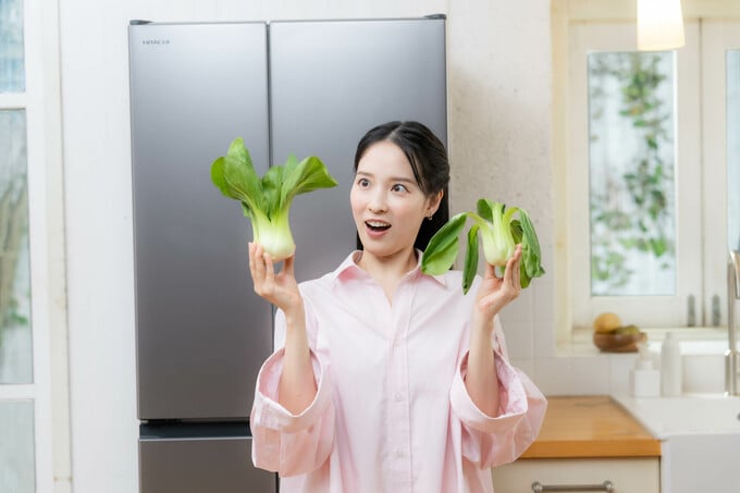 （左）『新鮮スリープ野菜室』に入れたチンゲンサイ、（右）通常の野菜室にいれたチンゲンサイ