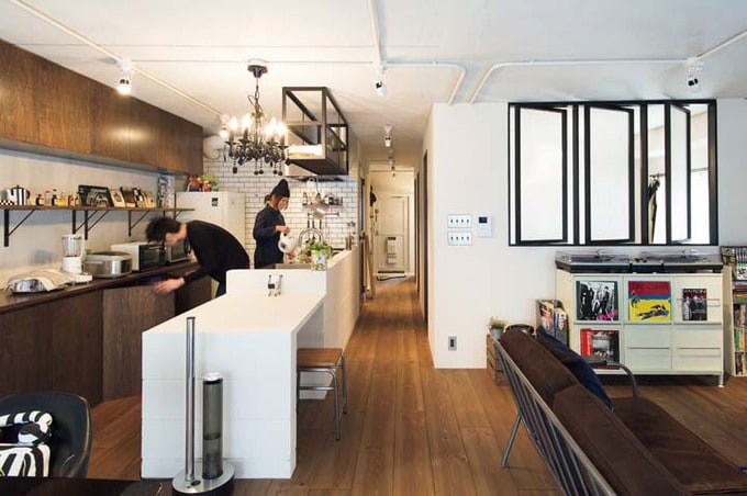 隣接する寝室と室内窓でゆるやかにつながるLDK