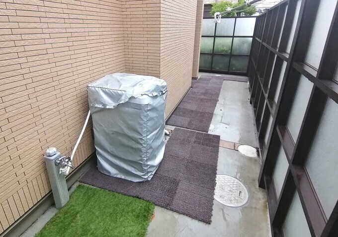 外の物干し場にあるサブの洗濯機