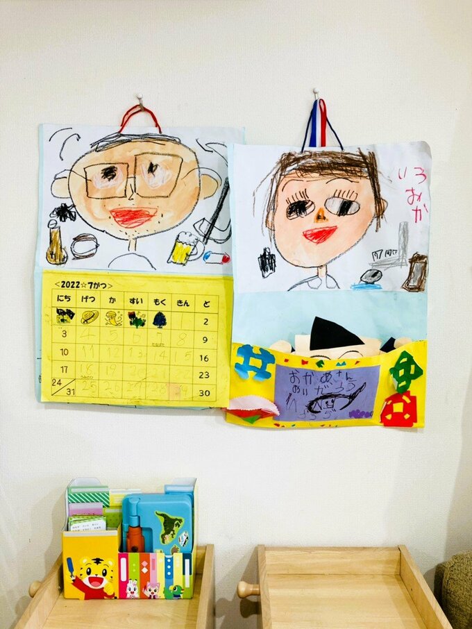 押しピンフックにつるした子どもの作品