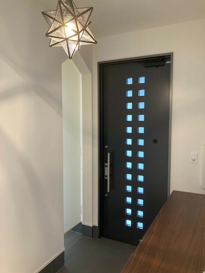 ロールスクリーンを降ろした状態