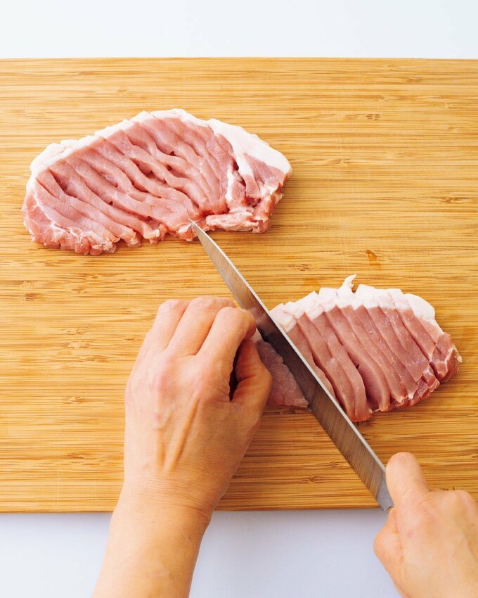 お肉を切る様子