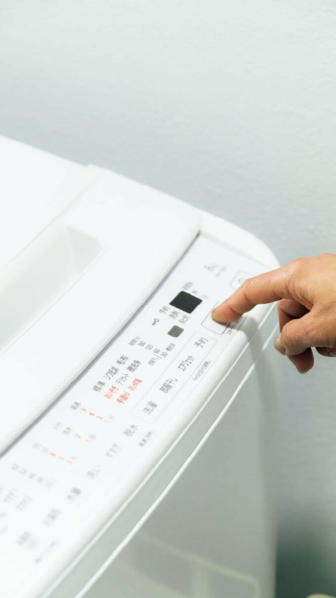 洗濯機を回す井田さん