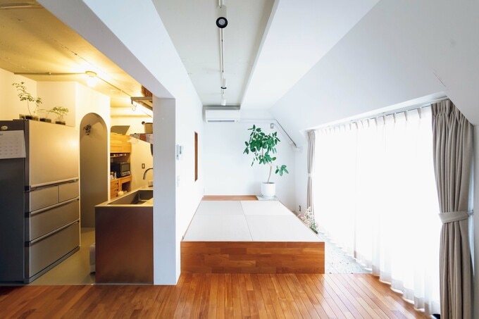 セミクローズのキッチンと小上がり