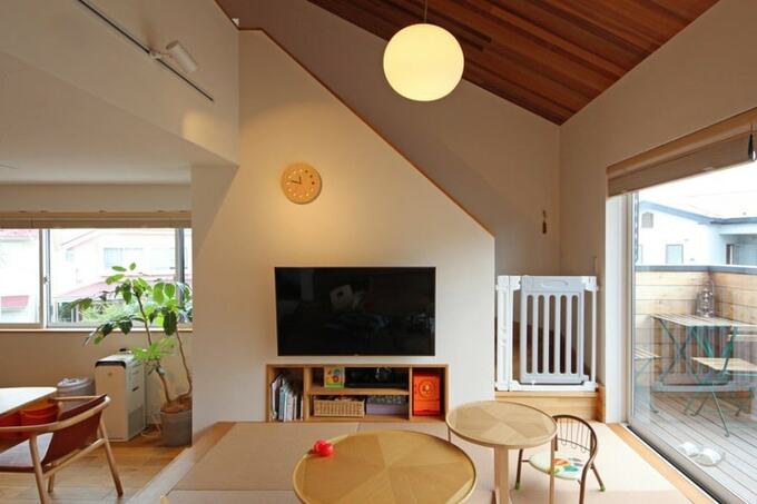 畳リビング上部の勾配天井