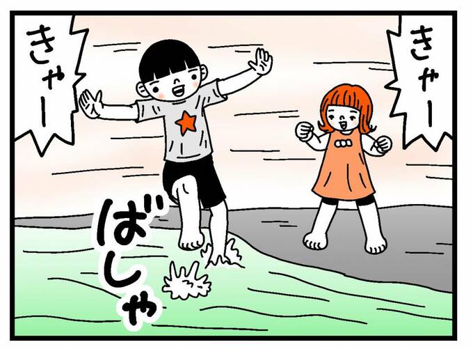 海で遊ぶ子ども