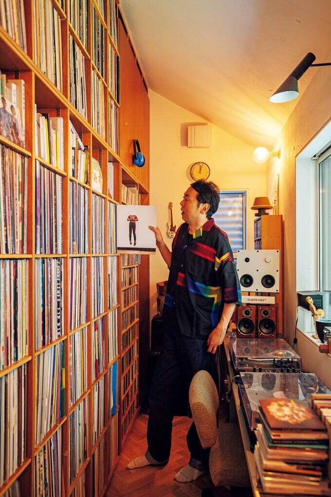 書斎は大量のレコード&CDを収納した棚が圧巻
