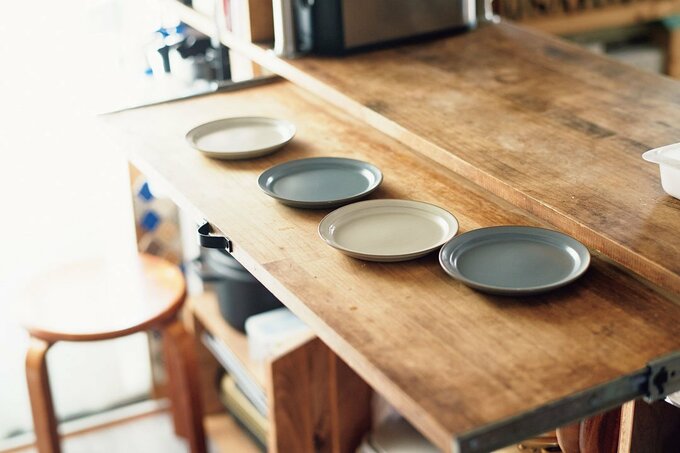 スライド式の作業台に食器類