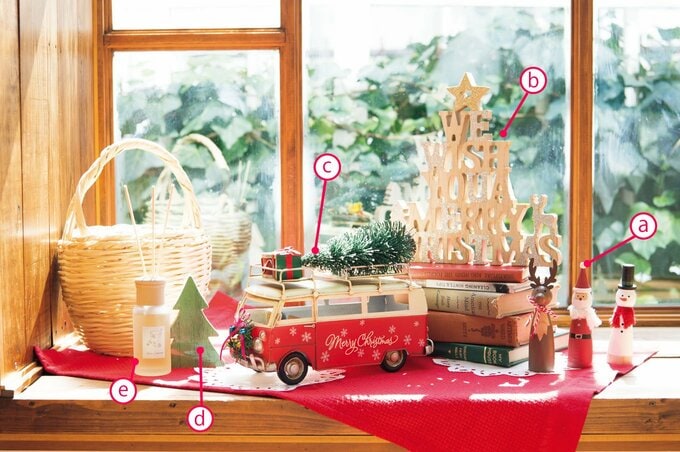 窓際にクリスマス飾り