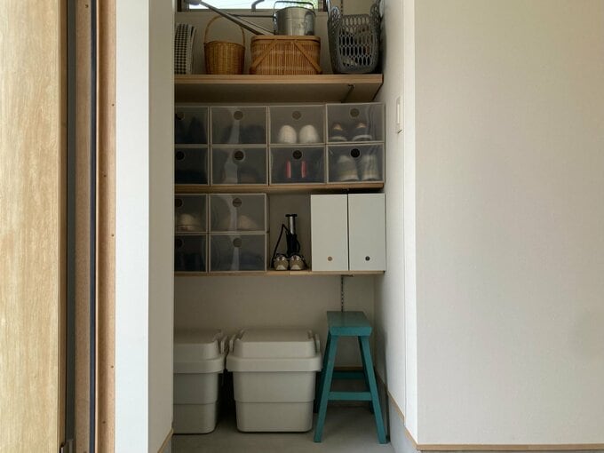 ダイソーのシューズボックスでシューズクローク内の汚れ防止