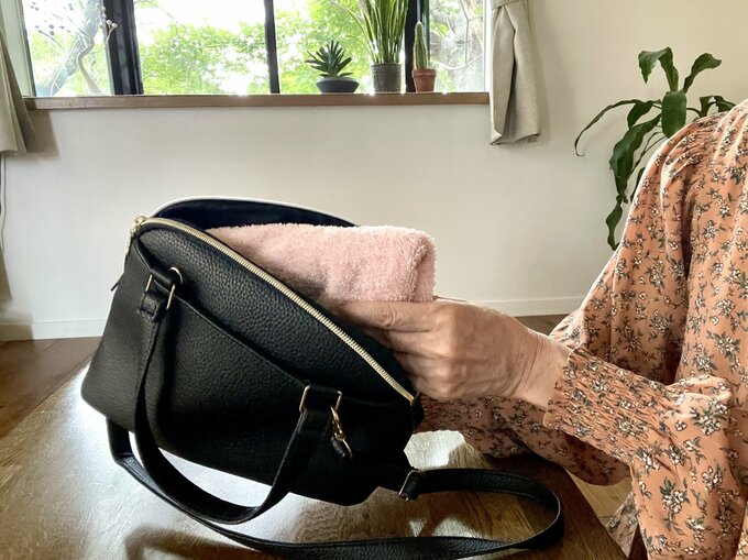 バッグの詰め物にタオルを使う