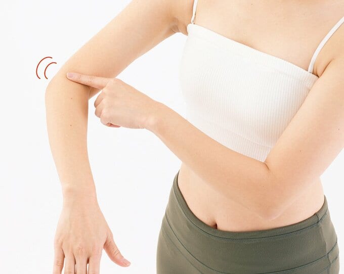 ツボを触って探す女性