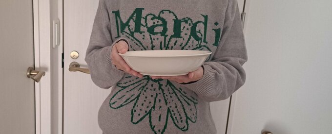 お皿を持った女性