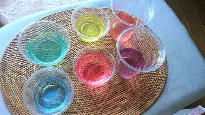 コップにカラフルな水