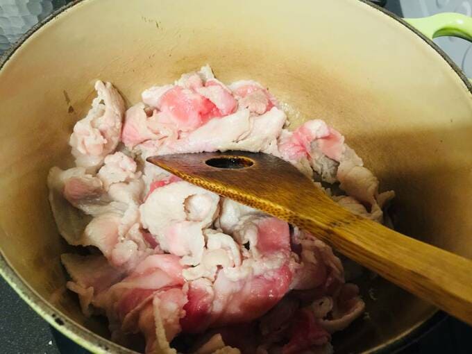 油をひいた鍋で豚バラを炒めるべし