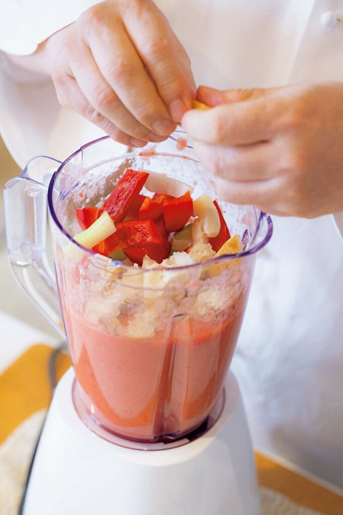 ガスパチョの調理中