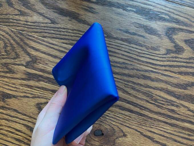 マスクケースを曲げる様子