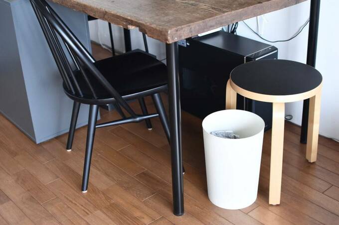 机の隣にゴミ箱