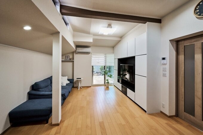 キッチンからリビングを見る